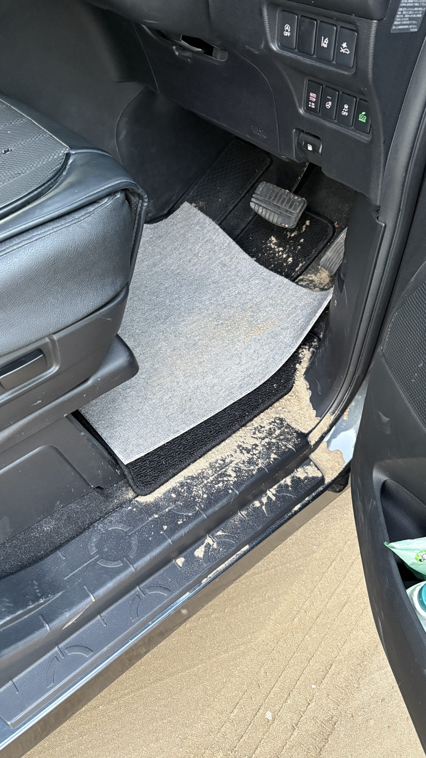 デリカD:5 車内に持ち込まれた砂だらけの様子