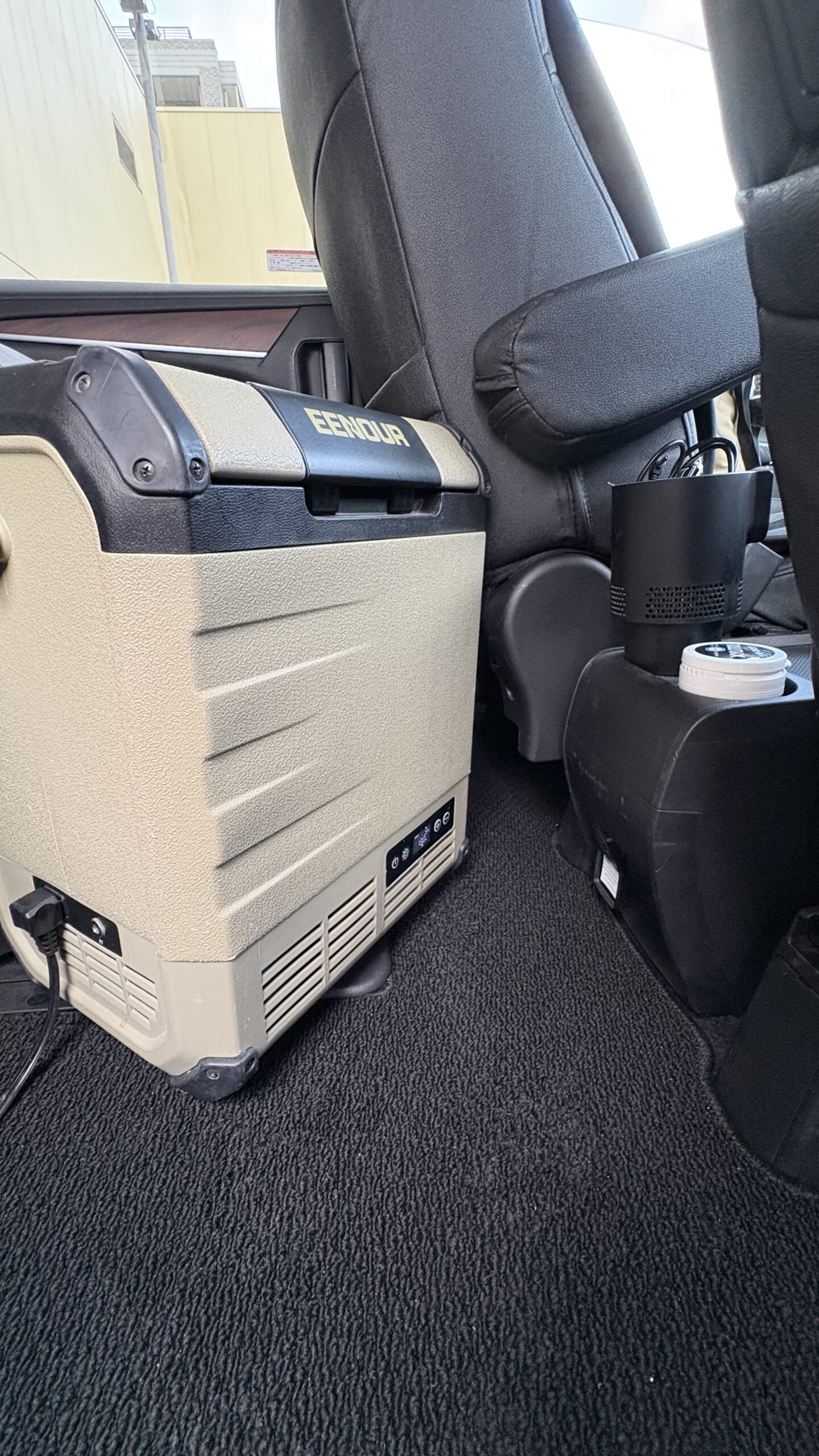 デリカD:5の車内に積んだEENOURポータブル冷蔵庫DB01