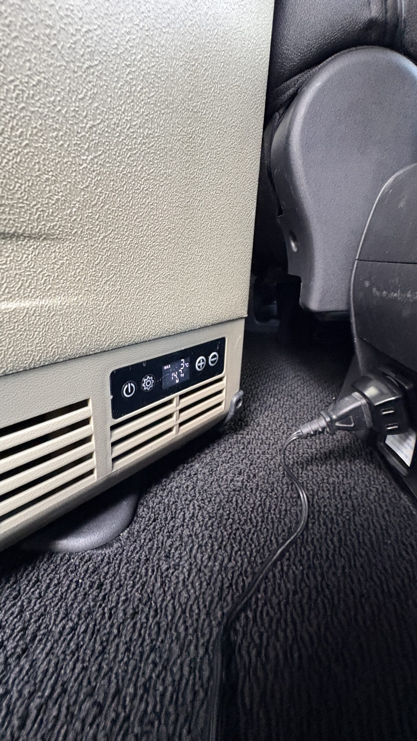 修理後に通電が復活したデリカD:5のAC電源