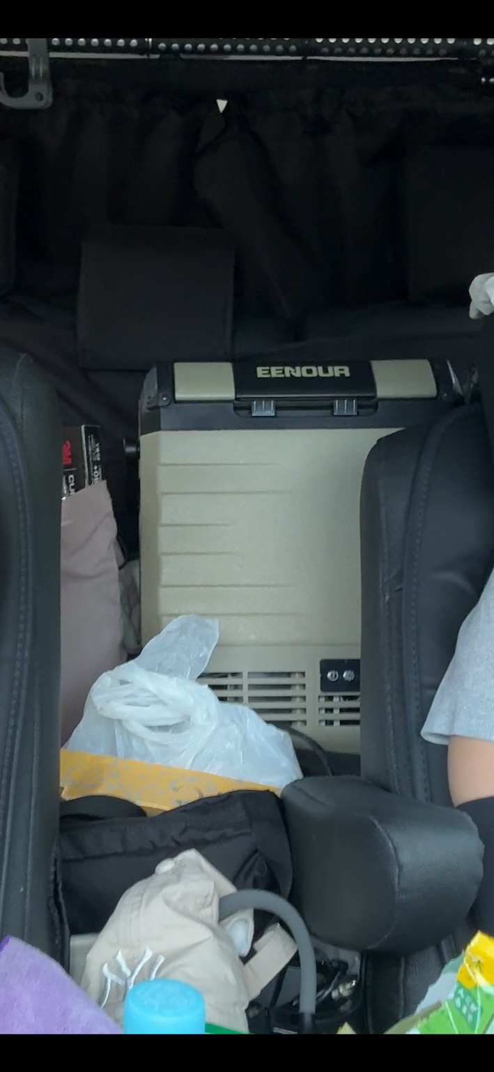 デリカD:5車内のEENOURポータブル冷蔵庫